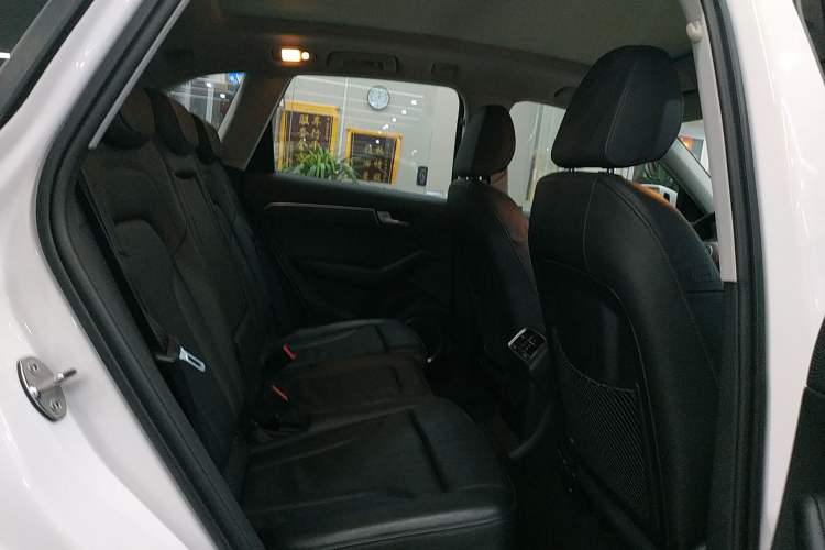 Used Audi Q5 2015 40 TFSI Comfort Model Right Rear Seat