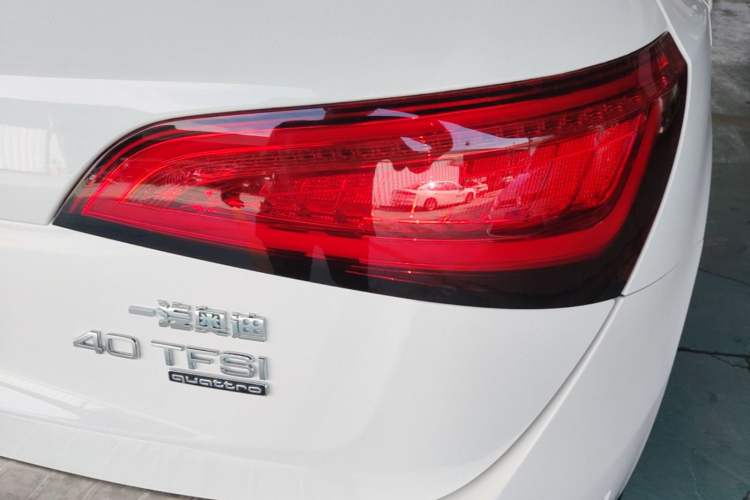 Used Audi Q5 2015 40 TFSI Comfort Model Right Rear Taillight