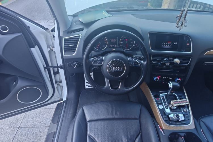 Used Audi Q5 2015 40 TFSI Luxury Model Steering Wheel