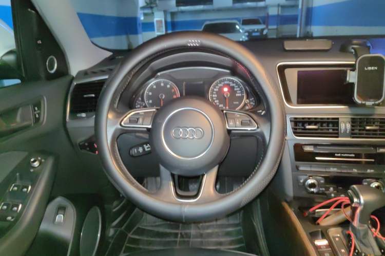 Used Audi Q5 2015 40 TFSI Comfort Model Steering Wheel