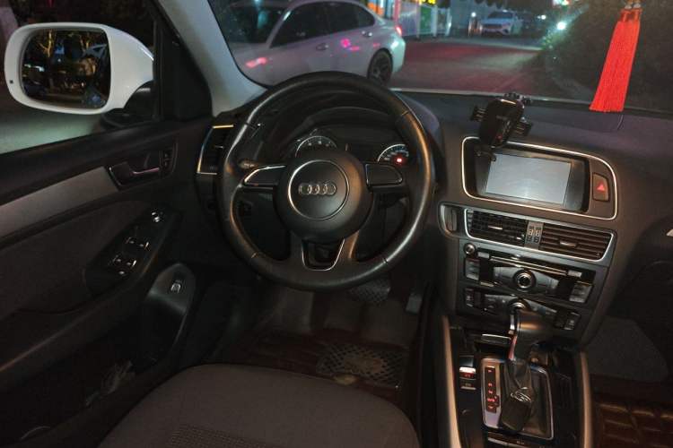 Used Audi Q5 2015 40 TFSI Trendy Edition Steering Wheel