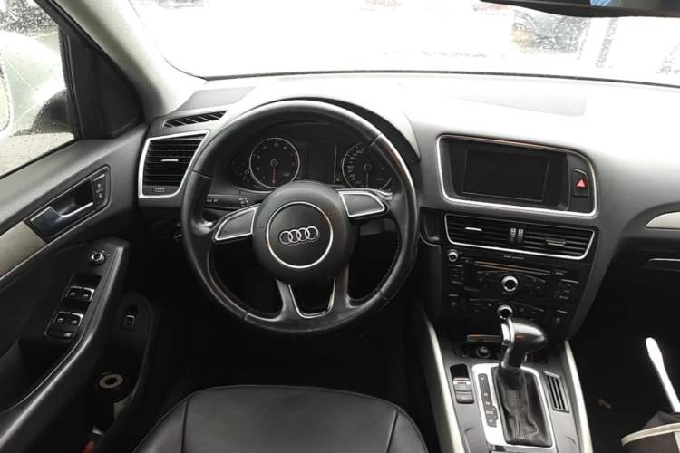 Used Audi Q5 2015 40 TFSI Trendy Edition Steering Wheel