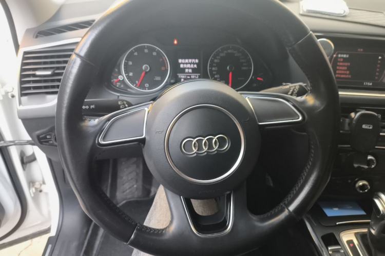 Used Audi Q5 2015 40 TFSI Trendy Edition Steering Wheel