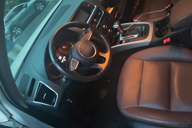 Used Audi Q5 2015 40 TFSI Trendy Edition Steering Wheel