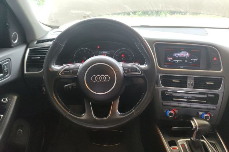 Used Audi Q5 2015 40 TFSI Comfort Model Steering Wheel