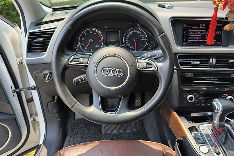 Used Audi Q5 2015 40 TFSI Comfort Model Steering Wheel