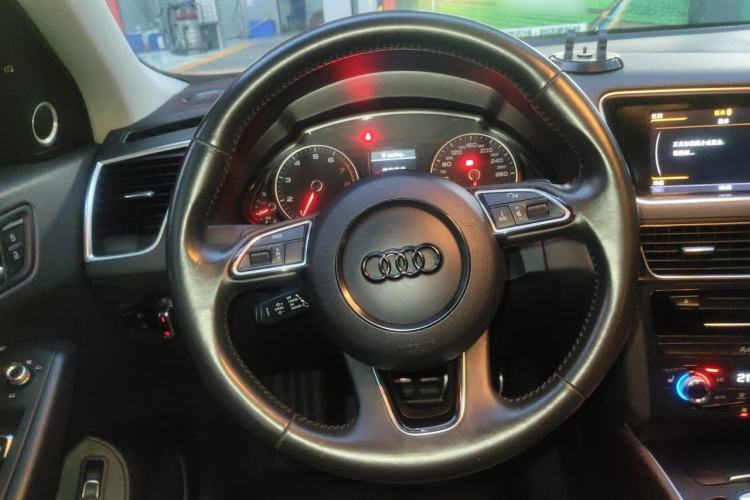 Used Audi Q5 2015 40 TFSI Comfort Model Steering Wheel