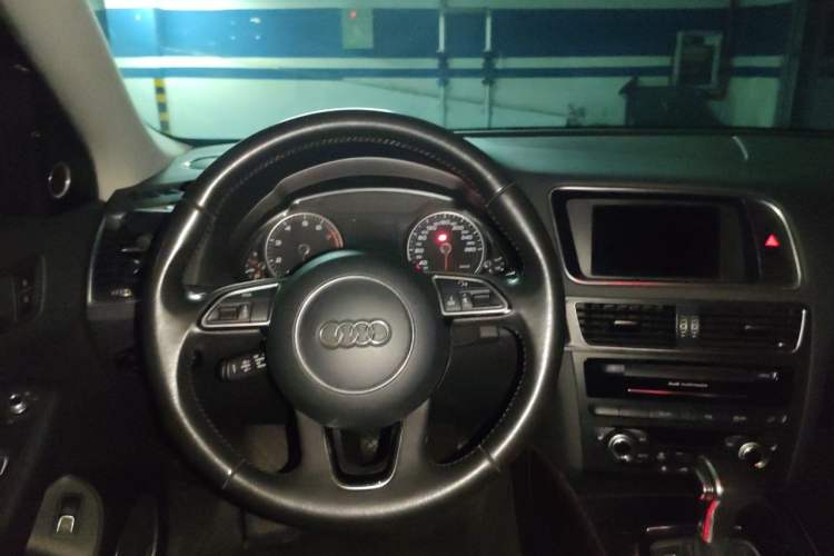 Used Audi Q5 2015 40 TFSI Comfort Model Steering Wheel