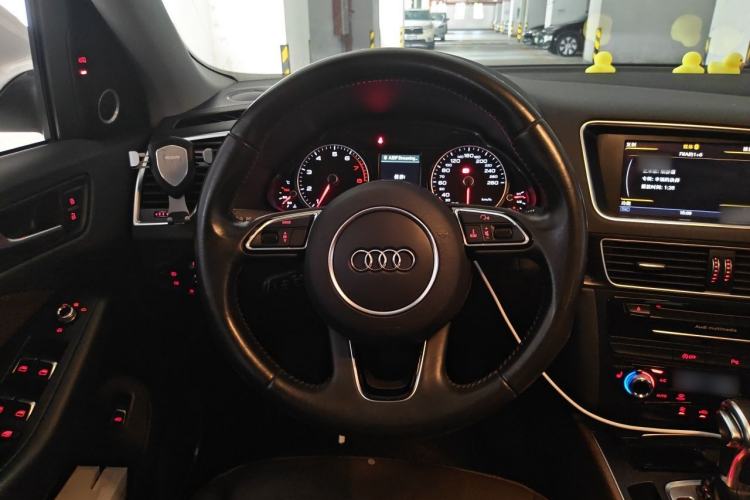 Used Audi Q5 2015 40 TFSI Comfort Model Steering Wheel