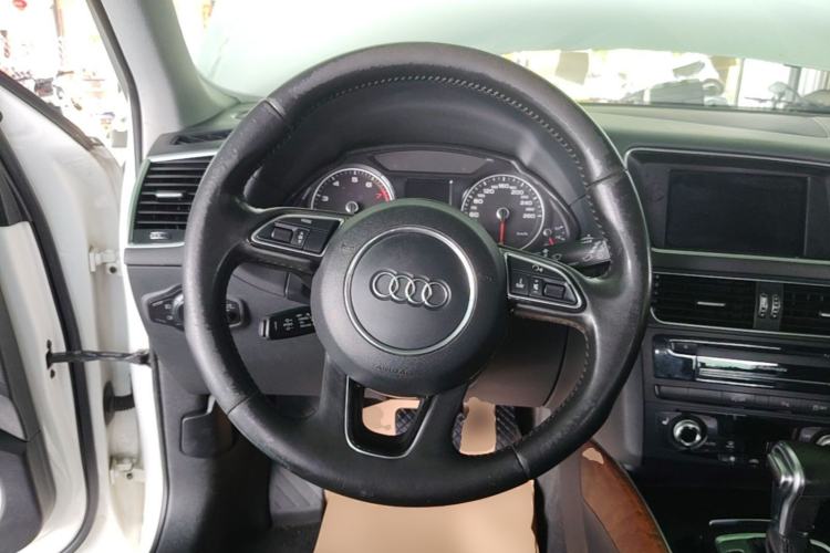 Used Audi Q5 2015 40 TFSI Comfort Model Steering Wheel