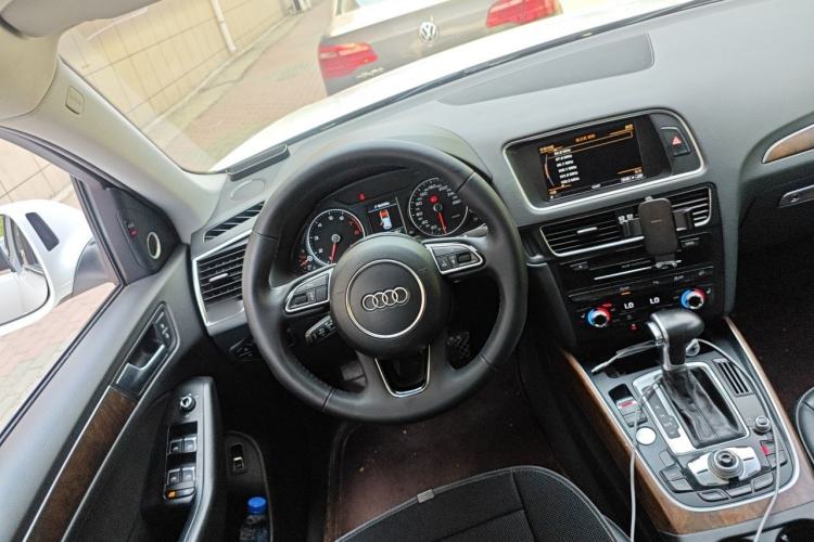 Used Audi Q5 2015 40 TFSI Comfort Model Steering Wheel