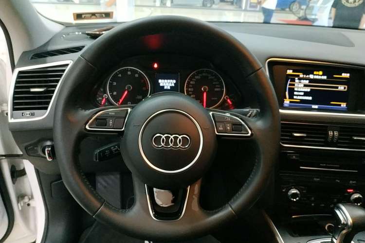 Used Audi Q5 2015 40 TFSI Comfort Model Steering Wheel