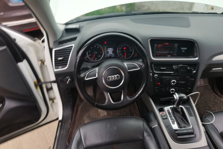 Used Audi Q5 2015 40 TFSI Trendy Edition Steering Wheel