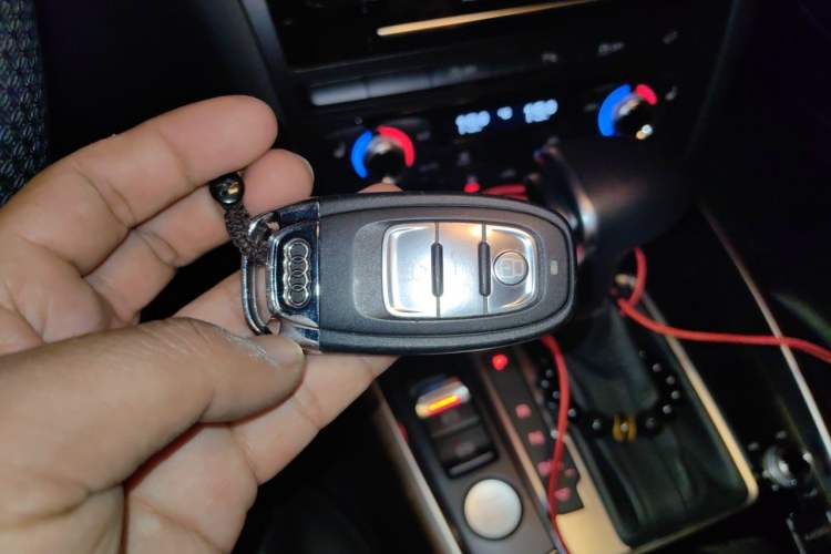 Used Audi Q5 2015 40 TFSI Comfort Model Vehicle Key