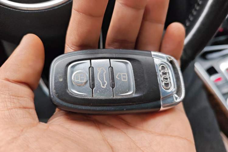 Used Audi Q5 2015 40 TFSI Comfort Model Vehicle Key