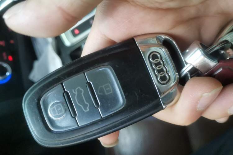 Used Audi Q5 2015 40 TFSI Comfort Model Vehicle Key