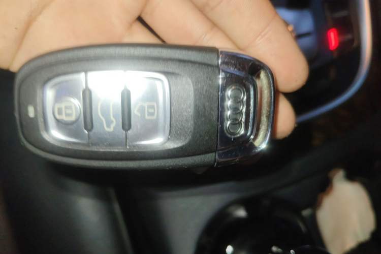 Used Audi Q5 2015 40 TFSI Comfort Model Vehicle Key