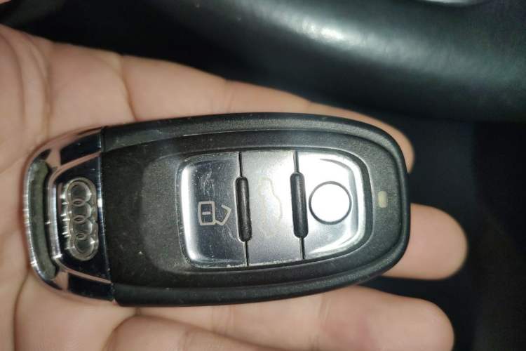 Used Audi Q5 2015 40 TFSI Comfort Model Vehicle Key