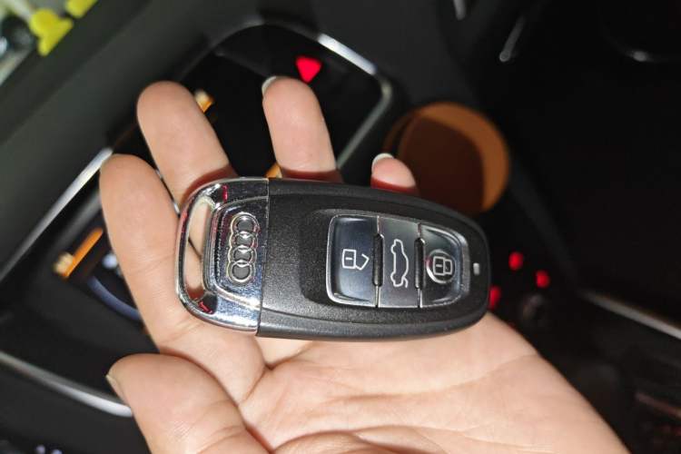 Used Audi Q5 2015 40 TFSI Comfort Model Vehicle Key