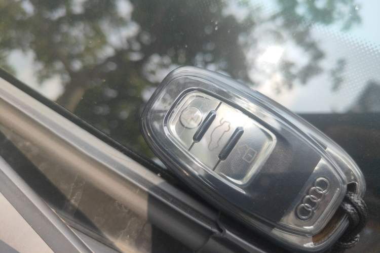 Used Audi Q5 2015 40 TFSI Comfort Model Vehicle Key