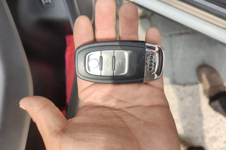 Used Audi Q5 2015 40 TFSI Comfort Model Vehicle Key