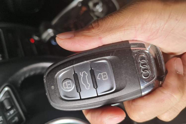 Used Audi Q5 2015 40 TFSI Comfort Model Vehicle Key