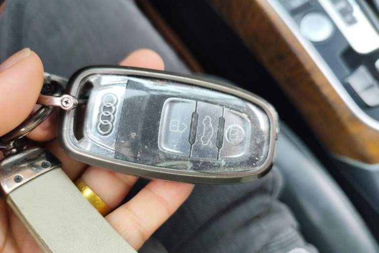 Used Audi Q5 2015 40 TFSI Comfort Model Vehicle Key