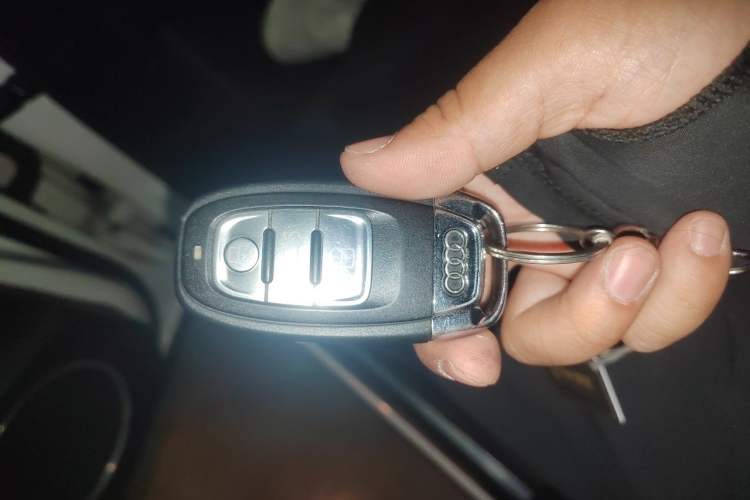 Used Audi Q5 2015 40 TFSI Comfort Model Vehicle Key