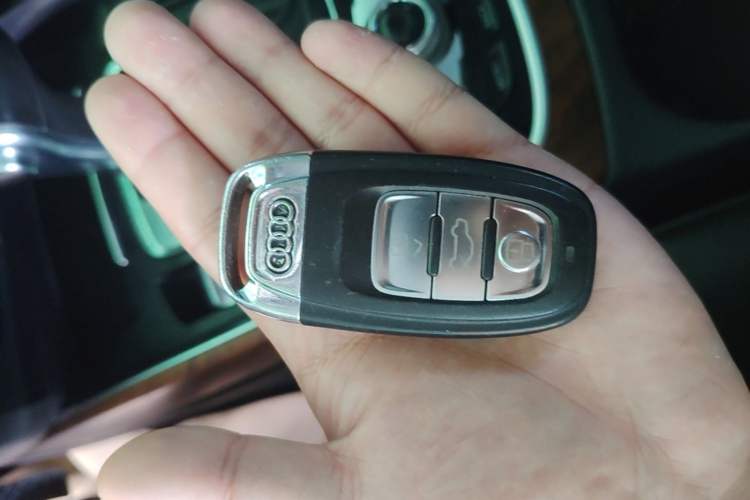 Used Audi Q5 2015 40 TFSI Comfort Model Vehicle Key