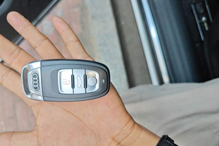 Used Audi Q5 2015 40 TFSI Comfort Model Vehicle Key