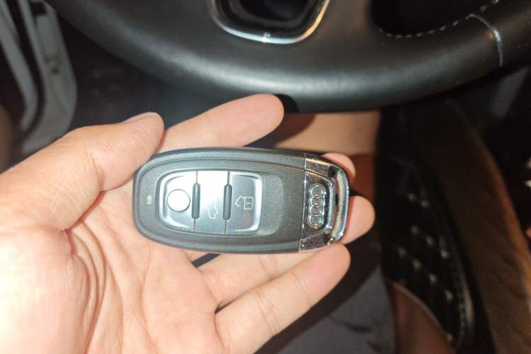 Used Audi Q5 2015 40 TFSI Comfort Model Vehicle Key
