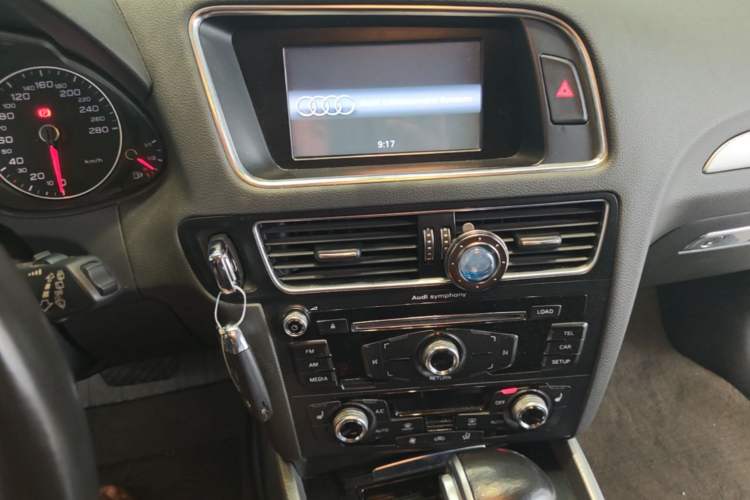 Used Audi Q5 2015 40 TFSI Technology Edition Audio And AC Panel