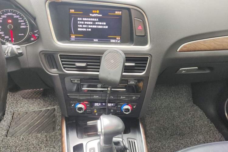Used Audi Q5 2015 40 TFSI Comfort Model Audio And AC Panel