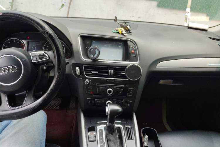 Used Audi Q5 2015 40 TFSI Trendy Edition Audio And AC Panel