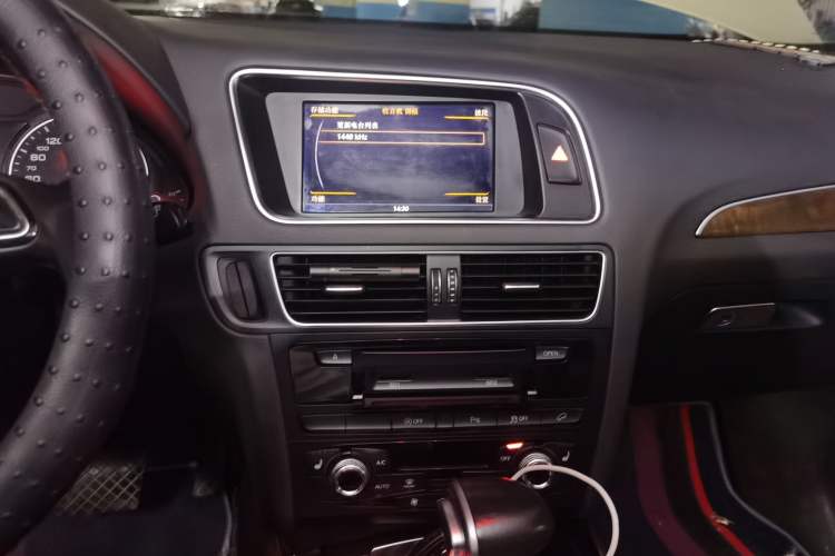 Used Audi Q5 2015 40 TFSI Comfort Model Audio And AC Panel