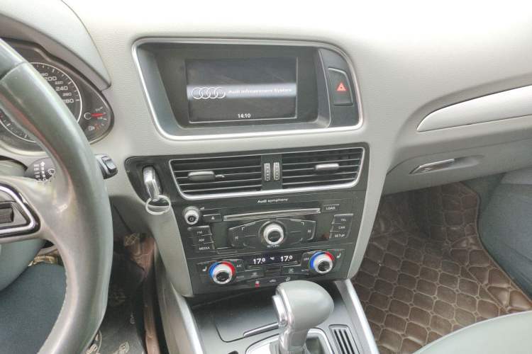 Used Audi Q5 2015 40 TFSI Technology Edition Audio And AC Panel