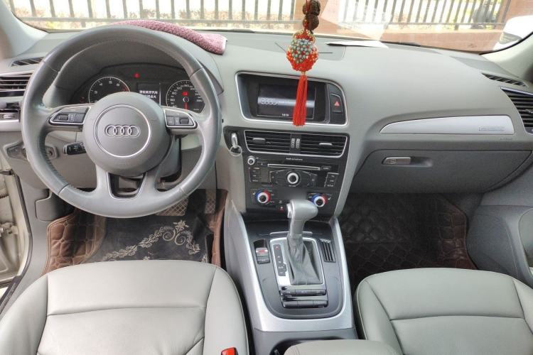 Used Audi Q5 2015 40 TFSI Technology Edition Center Console