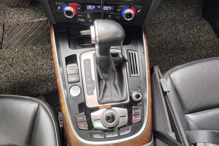 Used Audi Q5 2015 40 TFSI Comfort Model Gear Lever