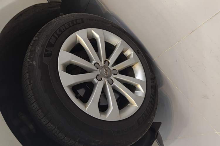 Used Audi Q5 2015 40 TFSI Technology Edition Left Front Wheel Hub