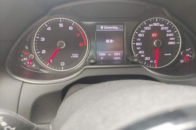 Used Audi Q5 2015 40 TFSI Comfort Model Odometer Close Up
