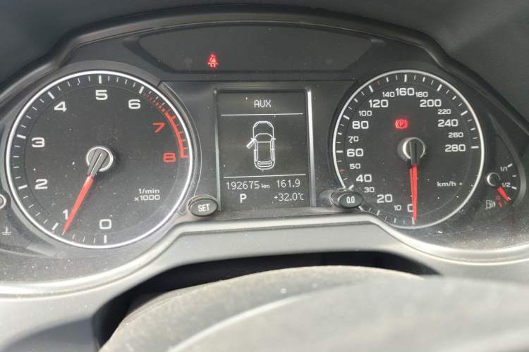 Used Audi Q5 2015 40 TFSI Trendy Edition Odometer Close Up