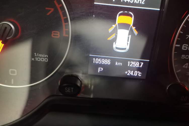 Used Audi Q5 2015 40 TFSI Comfort Model Odometer Close Up