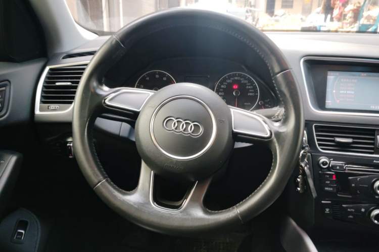 Used Audi Q5 2015 40 TFSI Trendy Edition Steering Wheel