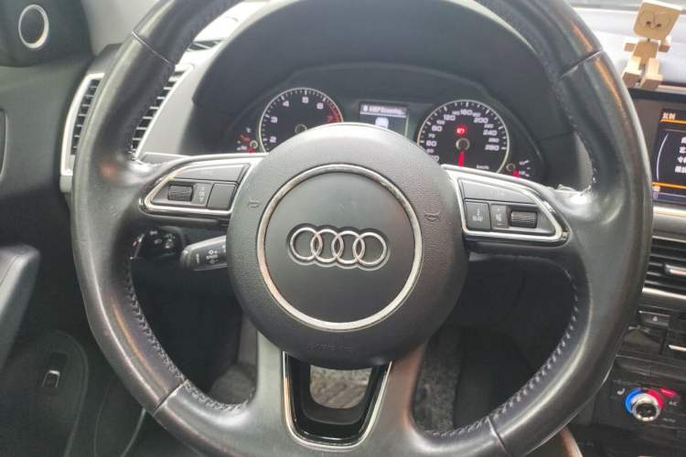 Used Audi Q5 2015 40 TFSI Comfort Model Steering Wheel