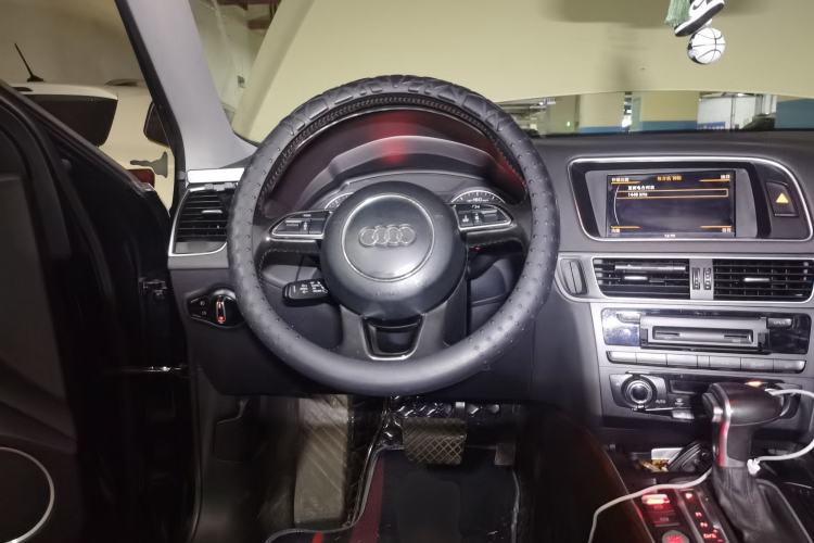 Used Audi Q5 2015 40 TFSI Comfort Model Steering Wheel