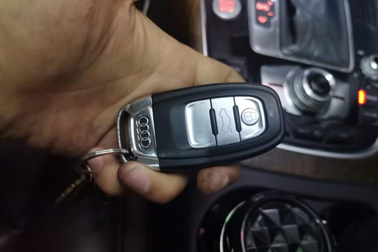 Used Audi Q5 2015 40 TFSI Comfort Model Vehicle Key