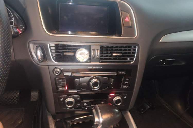 Used Audi Q5 2016 40 TFSI Technology Edition Audio And AC Panel
