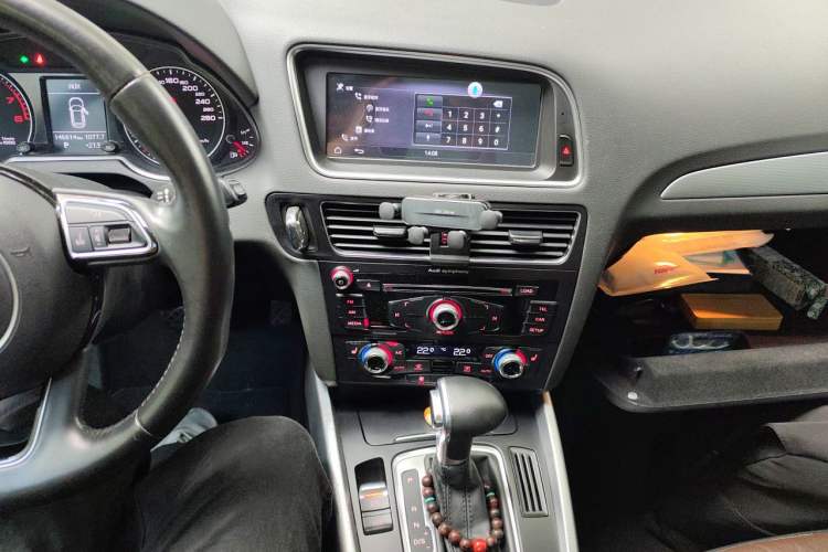 Used Audi Q5 2016 40 TFSI Technology Edition Audio And AC Panel