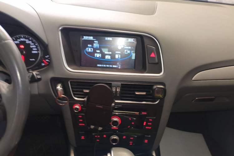Used Audi Q5 2016 40 TFSI Trendy Edition Audio And AC Panel
