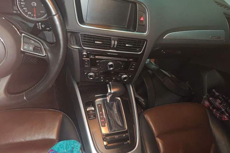 Used Audi Q5 2016 40 TFSI Technology Edition Audio And AC Panel